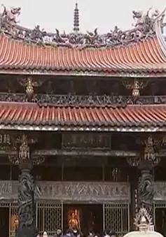 Người dân châu Á đi lễ chùa cầu cho cuộc sống bình yên