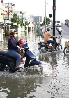 Khắc phục điểm nghẽn giao thông do triều cường gây ngập