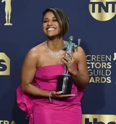 Ariana DeBose - Nữ diễn viên Latina đầu tiên chiến thắng SAG Awards: "Cửa đang mở"