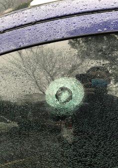 4 ô tô bị bắn vỡ kính vì đỗ trước cửa nhà người khác