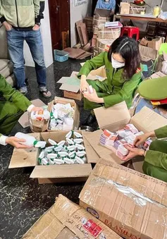 Phát hiện cơ sở sản xuất hàng ngàn chai xịt khuẩn, dầu gió giả
