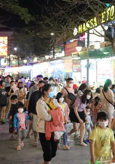 Người dân ùn ùn đi du lịch