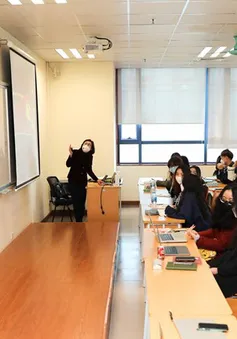 Sinh viên nhiều trường đại học ở Hà Nội đi học trở lại