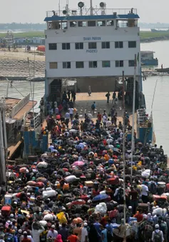 Người dân Bangladesh lũ lượt về quê dịp lễ Eid-al-Fitr