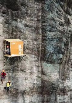 Kỳ lạ cửa hàng tiện lợi "bất tiện" nhất thế giới trên vách núi tại Trung Quốc