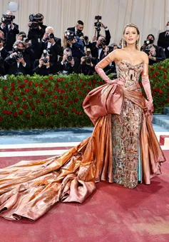 Blake Lively mang "ánh hào quang" đến thảm đỏ Met Gala 2022