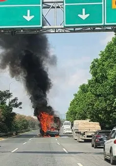 Xe khách cháy trơ khung trên đại lộ Thăng Long