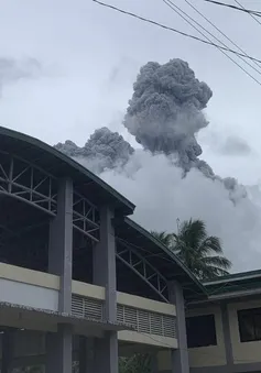 Núi lửa phun trào tung ra đám mây tro bụi, Philippines nâng mức cảnh báo