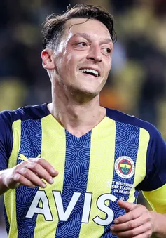 Mesut Ozil rơi vào cảnh... thất nghiệp