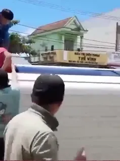 Nỗ lực cứu hành khách mắc kẹt trong ô tô bị lật