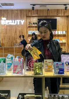 Người trẻ chật vật đương đầu với “bão giá”