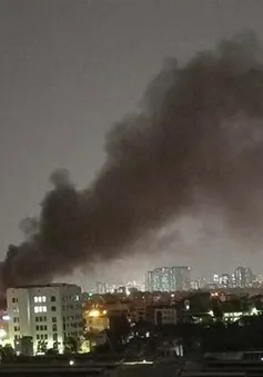 Hà Nội: Xưởng sản xuất gốm cháy lớn trong mưa