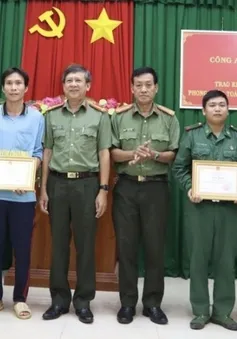 Khen thưởng 6 người dân dũng cảm cứu nhóm người trốn khỏi sòng bạc ở Campuchia