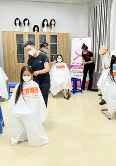 Những mái tóc dành tặng bệnh nhân ung thư