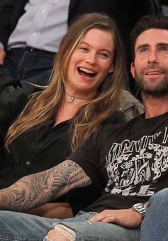 Vợ Adam Levine vẫn tin tưởng chồng sau tin ngoại tình