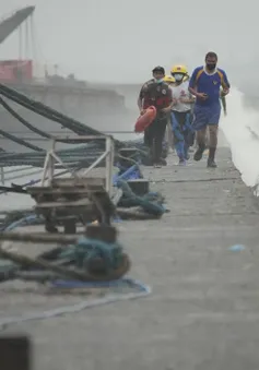 Bão Noru đổ bộ, Philippines ban hành báo động đỏ, hàng nghìn người phải sơ tán