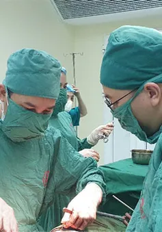 Hơn 1 tháng bị đau vùng thắt lưng, vào viện phát hiện khối u lớn ở thận