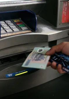 Nhu cầu rút tiền mặt tại các cây ATM giảm một nửa