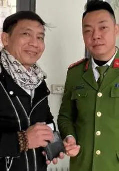 Công an Hà Nội trao trả chiếc ví bị thất lạc ngày đầu năm mới