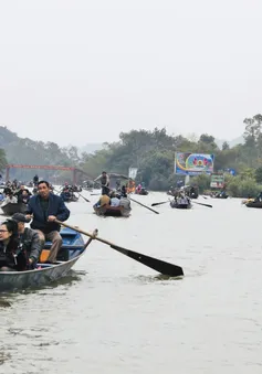 Hàng vạn du khách đến khai hội chùa Hương 2023