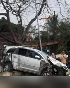 Tàu hoả tông ô tô bẹp dúm, 5 người kịp thoát ra ngoài