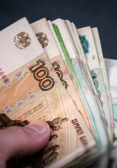 Đồng Ruble giảm xuống mức thấp nhất trong gần 3 tuần so với USD