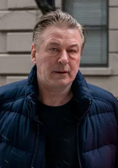 Vụ nổ súng chết người trên phim trường: Alec Baldwin được bãi bỏ một cáo buộc