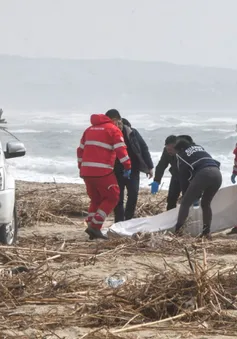 Chìm thuyền ngoài khơi Italy, 59 người di cư thiệt mạng