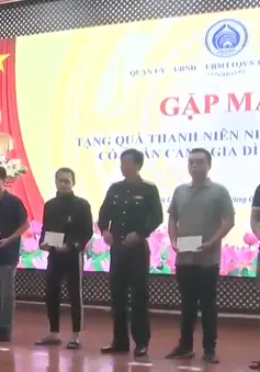 Gặp mặt, tặng quà cho thanh niên nhập ngũ có hoàn cảnh khó khăn