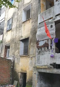 Nhiều hộ dân chưa di dời khỏi chung cư nguy hiểm cấp D