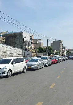 Tái diễn cảnh xếp hàng dài chờ đăng kiểm ở TP Hồ Chí Minh