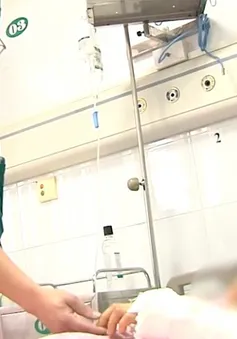 Cứu cánh tay của nữ công nhân bị cuốn tay vào máy ép