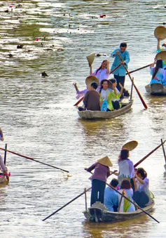 Hậu Giang: 150 người trình diễn áo bà ba trên sông