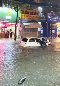 Bình Dương: Mưa lớn, nhiều ô tô bị cuốn trôi