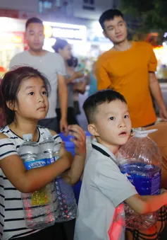 "Nước bẩn cũng quý như nước sạch", người dân KĐT Thanh Hà xếp hàng cả tối chia từng can nước