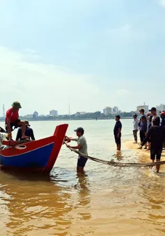 Chìm thuyền trên biển, hai ngư dân tự bơi vào bờ