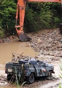 Lũ quét cuốn lật xe jeep ở Lâm Đồng, 4 người chết và mất tích