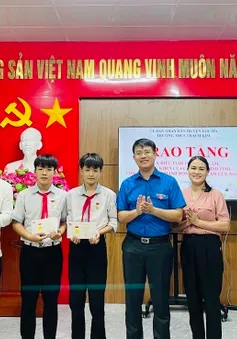 Trao huy hiệu tuổi trẻ dũng cảm cho học sinh cứu người