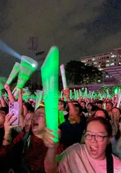 15.000 khán giả tạo "biển xanh" cùng nhóm nhạc Westlife