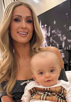 Paris Hilton gây bất ngờ với cây thông Noel màu hồng