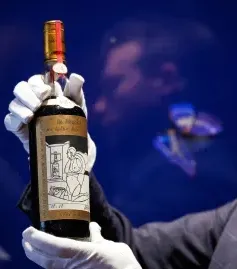 Kỷ lục: chai rượu whisky được "săn lùng" nhiều nhất thế giới được bán với giá 2,7 triệu USD