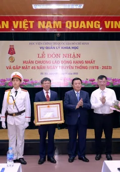 Vụ Quản lý khoa học đón nhận Huân chương Lao động hạng Nhất