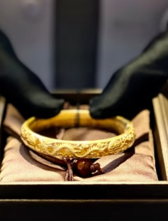 Người Trung Quốc săn đồ trang sức vàng khắc hình rồng