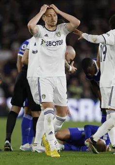 Leeds United và Leicester City chia điểm kịch tính