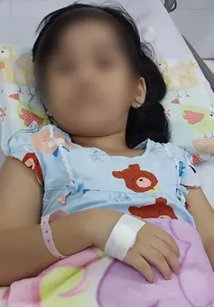 Bé gái bị rối loạn nhịp tim sau khi dùng thuốc nhỏ mũi