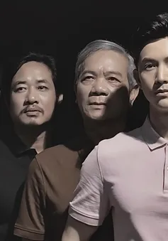Bốn bố con ông Công "Dưới bóng cây hạnh phúc" bảnh bao như Backstreet Boys