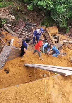 Sập bờ kè móng nhà đang thi công, 2 người thương vong