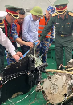 Trục vớt phần thân máy bay trực thăng rơi ở Vịnh Hạ Long