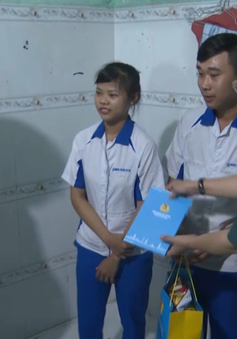 Đà Nẵng: Tặng quà cho công nhân