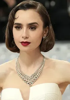 Nhẫn đính hôn kim cương của Lilly Collins bị mất cắp